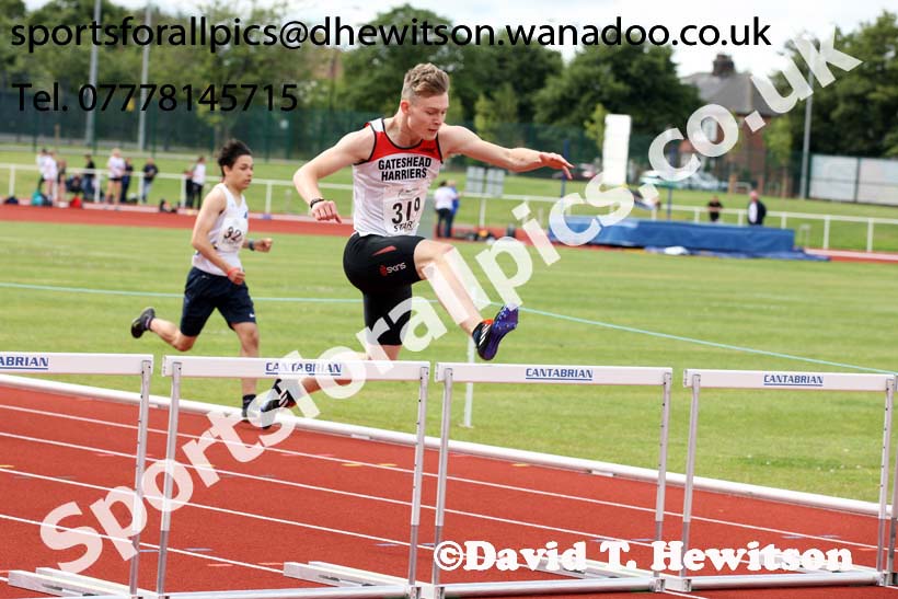 Mens under-17s 400 metres hurdles, Northern Under-13s, U-15s and 17s Championships. Photo: David T. Hewitson/Sports for All Pics